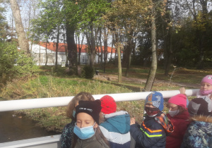 Dzieci stojące na moście.